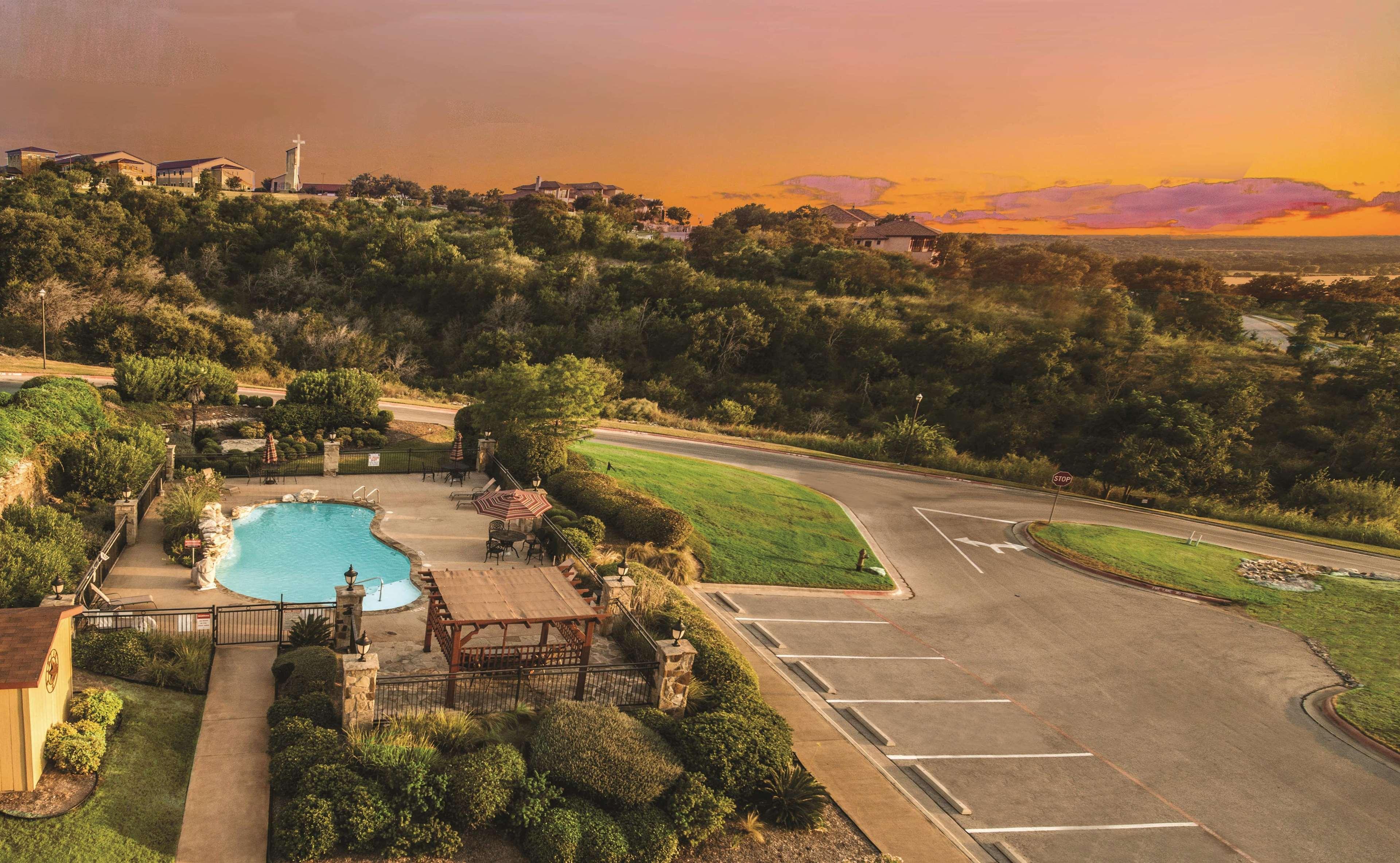 La Quinta By Wyndham Marble Falls Hotel Exterior photo